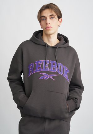 VARSITY ARCH HOODIE - Pusa - washed black