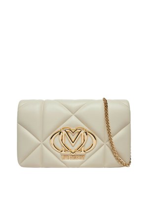 Borsa a tracolla in pelle sintetica crema trapuntata con logo in metallo dorato e tracolla a catena, caratterizzata da una forma rettangolare e una consistenza liscia.