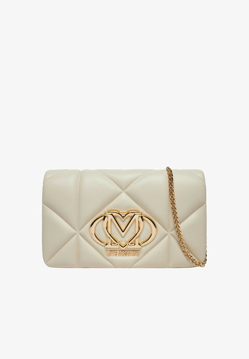 Borsa a tracolla in pelle sintetica crema trapuntata con logo in metallo dorato e tracolla a catena, caratterizzata da una forma rettangolare e una consistenza liscia.