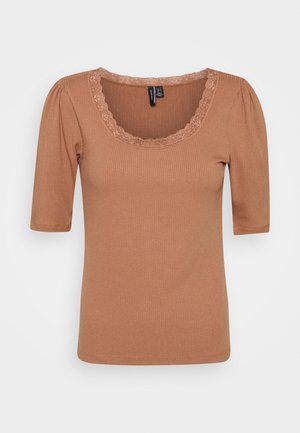 Jasnobrązowy prążkowany top z krótkim rękawem, dekoltem w kształcie litery U wykończonym koronką oraz lekko marszczonymi szwami na ramionach.