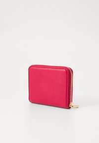Portafoglio in pelle rossa con superficie texturizzata, forma rettangolare e chiusura con zip dorata. Design compatto con profilo sottile.