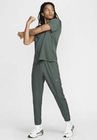 Nike Performance PANT - Trainingsbroek - vintage green black