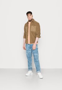 Levi's® VINTAGE - T-shirt básica - natural dye light red