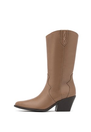 Halfhoge cowboylaars van beige leer met spits toelopende neus, decoratieve stiksels vlak bij de bovenkant en een schuin blokhak in donkerbruin.