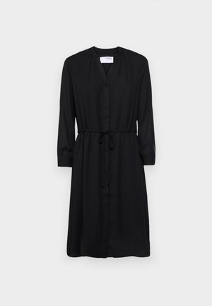 Robe noire en tissu léger avec un devant à boutons, des manches longues et une taille ajustable par cordon. Fabriquée dans un matériau lisse et léger.