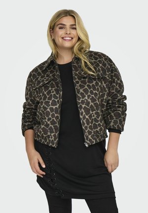 Bundová bunda s leopardím vzorom a zapínaním na zips, s golierom, textúrovanou látkou a rebrovanými manžetami, nosená cez čierny top s šnurovaním.