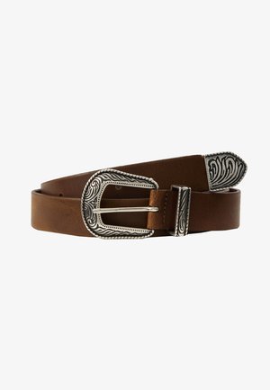 Ceinture en cuir marron avec une boucle en argent ornée présentant des motifs gravés. Le cuir a une texture lisse avec une finition polie.