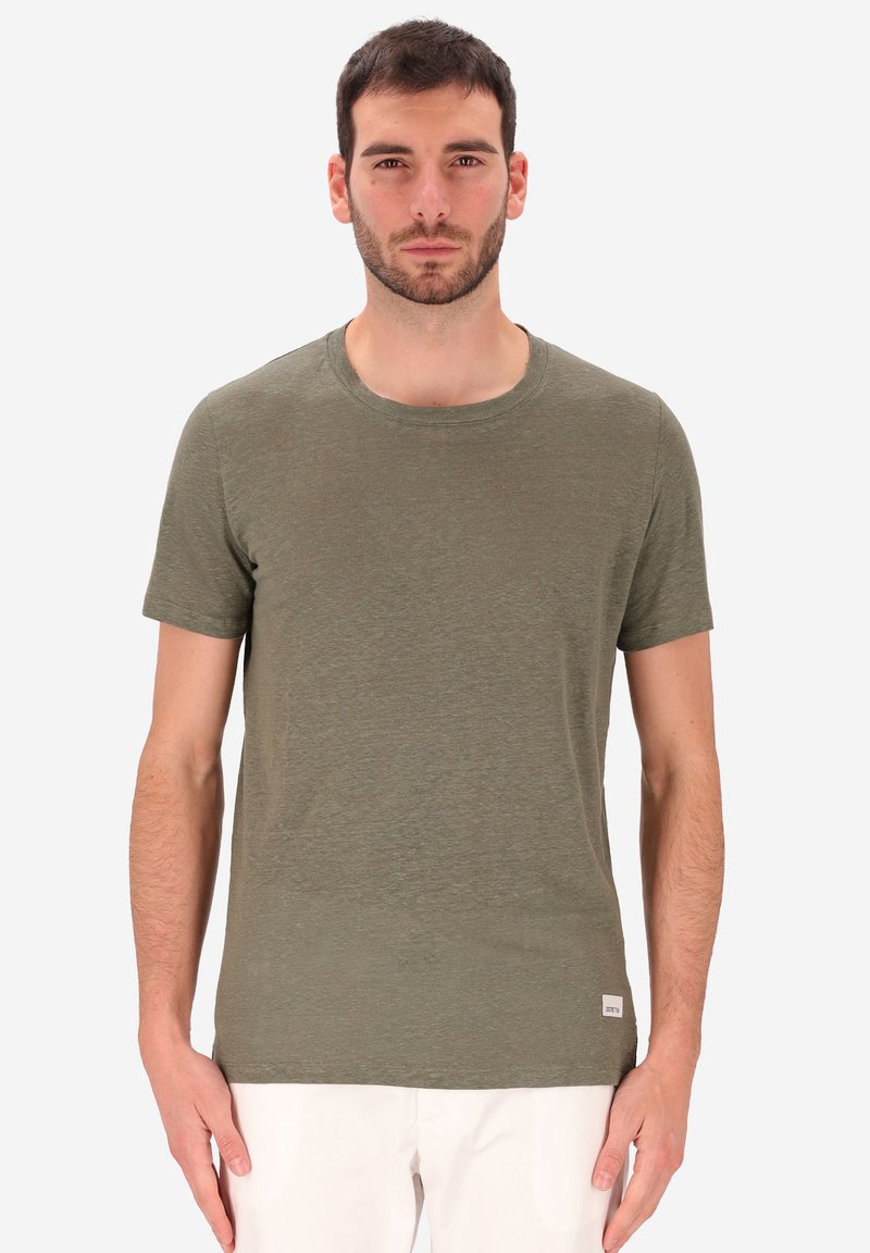 T-shirt olive verde a maniche corte realizzato in un tessuto leggero e testurizzato, con scollatura rotonda e un piccolo logo nella parte inferiore.