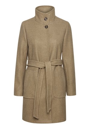 Cappotto di lana beige con colletto alto, chiusura a toggle e cintura in vita. Presenta due tasche laterali e una vestibilità dritta. Texture morbida.