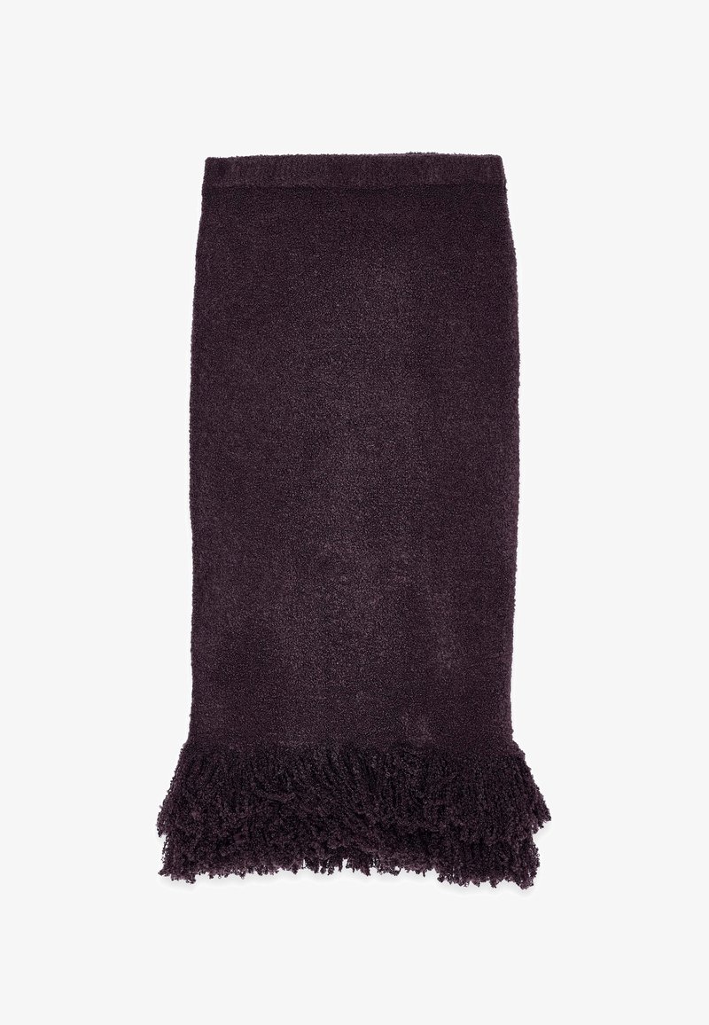 Lilla tekstureret håndklæde med en plush overflade, der har frynsede kanter nederst for ekstra detaljer.
