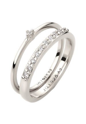 Sterlingsølv ringesæt med en glat ring og en med en række små klare sten. Poleret finish med indgraverede indvendige detaljer.