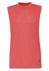 Haut de sport sans manches corail-rouge avec col rond et petit logo Adidas foncé près de l'ourlet inférieur côté droit.