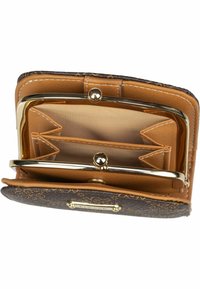 Portafoglio in pelle marrone con chiusura in oro, dotato di più scomparti e una superficie esterna strutturata con dettagli dorati. L'interno è di colore beige.