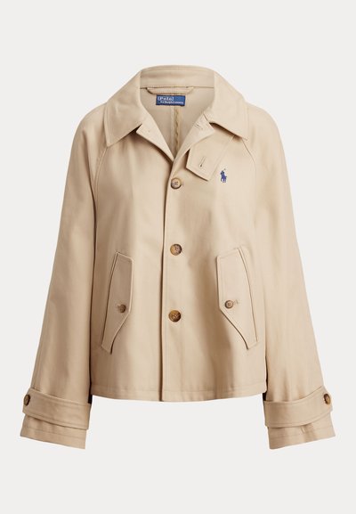 Béžová bunda Polo Ralph Lauren se zapínáním na knoflíky, dvěma předními kapsami s klopou, širokým límcem a vyšitým modrým logem na přední části hrudi.