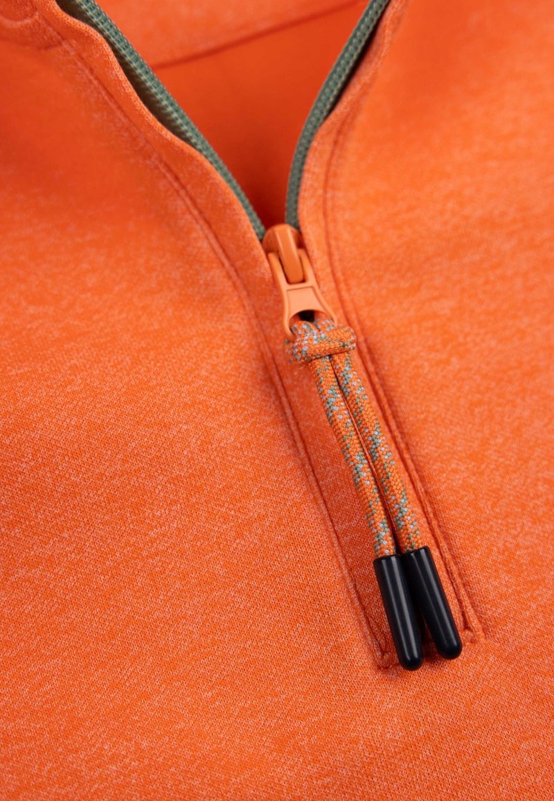 Pomarańczowy polar z pół zamkiem błyskawicznym wykonany z teksturowanej tkaniny, z zielonym zamkiem błyskawicznym oraz czarnym sznurkiem do ściągania z pomarańczowymi akcentami.