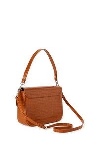Borsa a tracolla marrone in pelle a stampa coccodrillo con chiusura a patta, tracolla regolabile e superficie testurizzata. Design compatto e strutturato.
