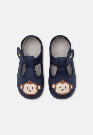 Tmavomodré topánky pre batoľatá s dekoráciou tváre opice a nastaviteľným remienkom na suchý zips na bielom pozadí.