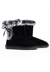 Stivali neri in suede con bordino in pelliccia sintetica grigia, punta tondeggiante e dettaglio con lacci sul lato; suola piatta in gomma nera per grip e comfort.