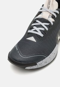 Nike Performance JUNIPER 3 - Scarpe da trail running - dark smoke grey/light orewood brown/black/wolf grey