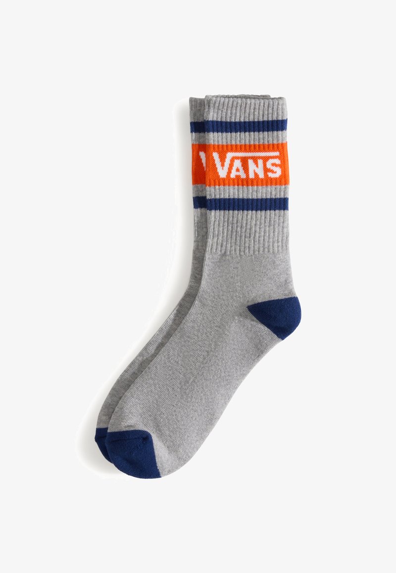 Grijze sokken met blauwe en oranje strepen, voorzien van het "VANS" logo. Gebreide textuur met een versterkte marineblauwe teen en geribbelde bovenkant.