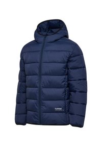 Marinblå vadderad jacka med huva, quiltad design, blixtlås framtill och logotypdetalj. Tillverkad av lätt, isolerande material för värme.