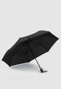 Ombrello nero con tenda in tessuto liscio, stecche in metallo e manico curvo. Design compatto per una facile portabilità.