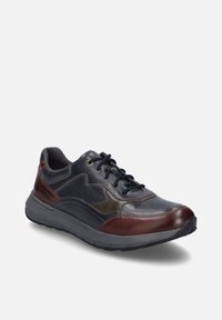 Baskets en cuir navy et marron, avec un bout rond, un laçage, un col rembourré et une semelle en caoutchouc texturé.
