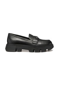 Mocasines de cuero negro con una suela plataforma bajo y gruesa, que presentan una correa decorativa y detalles metálicos en la parte frontal. Detalle texturizado en el tacón.