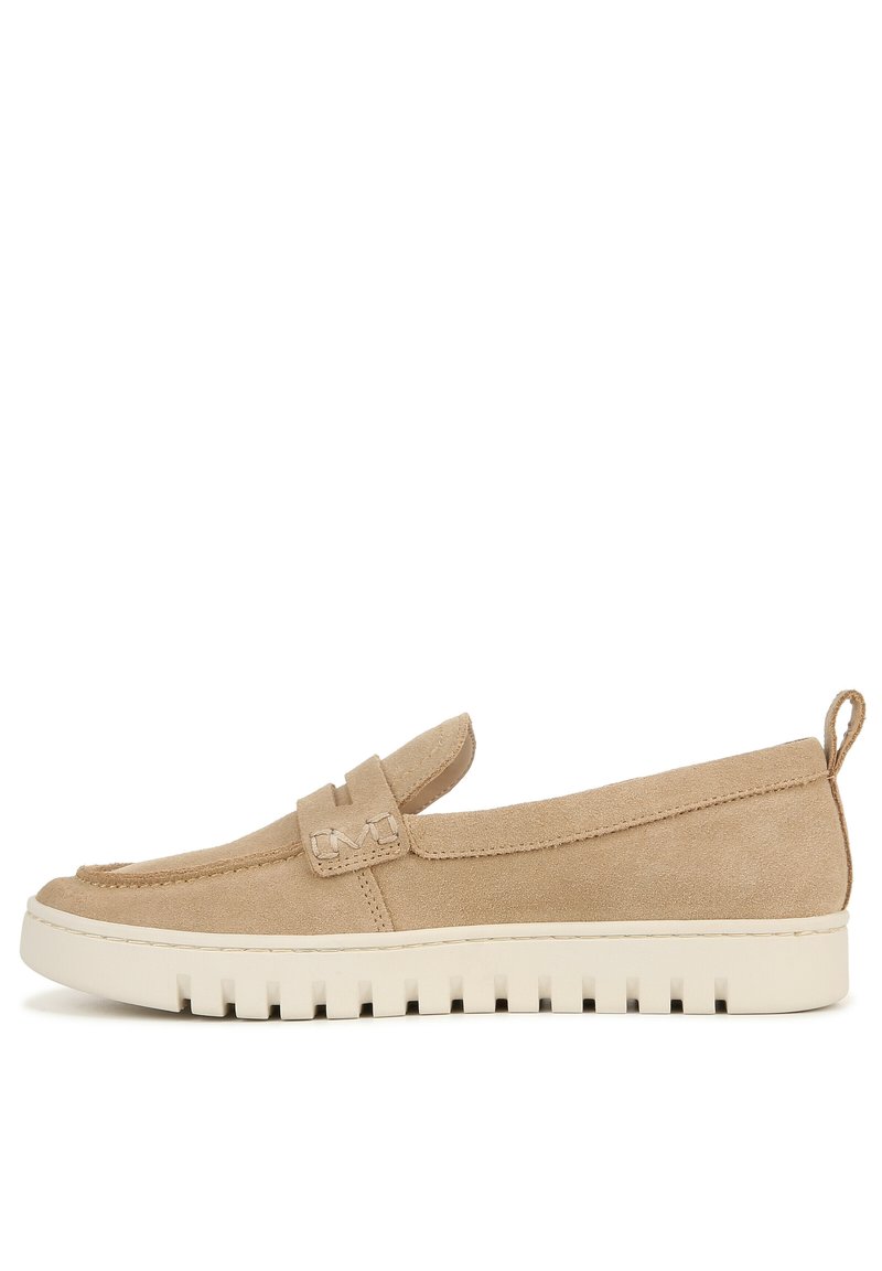 Beige suède instapper met een textuurafwerking, ronde neuzen en een rubberen buitenzool met een gegroefd patroon. Versterkte hielstrip.