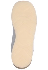 Světlé šedé podrážka tenisek s texturovaným béžovým gumovým spodkem s rybí kostní vzorem pro lepší trakci a hladkým okrajem.