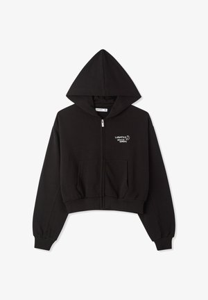 Felpa nera corta con cerniera frontale, cappuccio e due tasche anteriori. Presenta un logo testuale bianco sull'area sinistra del petto. Tessuto morbido al tatto.