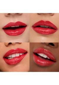 Vier Nahaufnahmen von Lippen, die eine glänzende rote Lippenfarbe zeigen. Verschiedene Personen mit Variationen in Form und Textur der Lippen.