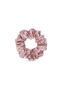 Scrunchie rosa in satin con texture arricciata, adornata con piccoli strass rosa, con un'etichetta del marchio nella cucitura.