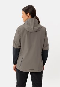 Giacca leggera con cappuccio di color taupe e maniche nere. Tessuto resistente all'acqua e dettaglio del logo sull'orlo. Presenta polsini elasticizzati per una vestibilità migliore.