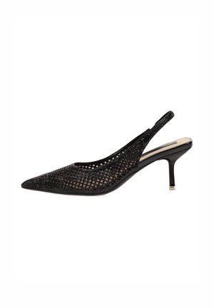 Zapatos de tacón negro de malla con tiras traseras y punta afilada, que cuentan con un upper texturizado y tacón delgado. Diseño minimalista con una silueta elegante.