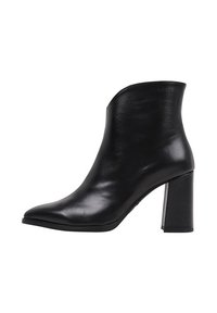 Bota de cuero negra hasta el tobillo con punta afilada, diseño estructurado y tacón grueso. Textura suave y detalles minimalistas.