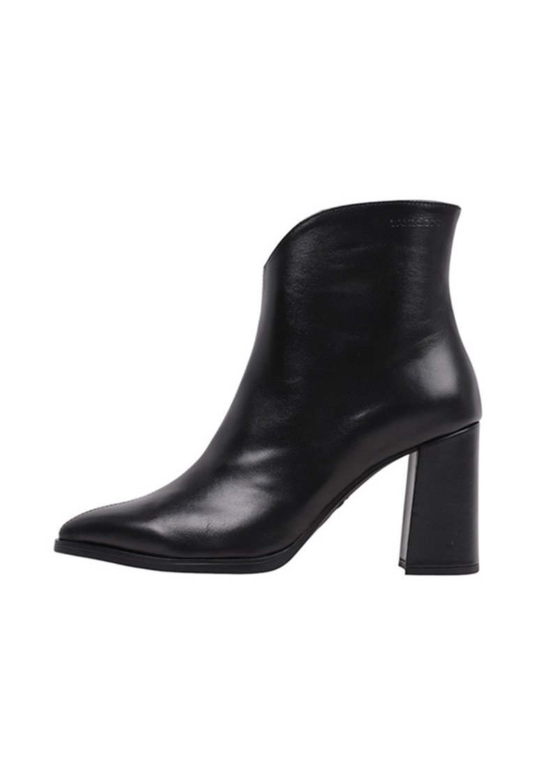Bota de cuero negra hasta el tobillo con punta afilada, diseño estructurado y tacón grueso. Textura suave y detalles minimalistas.