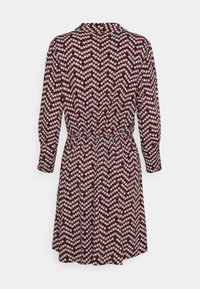Robe rouge et noire avec un motif floral blanc, manches longues, col, taille cintrée et jupe mi-longue. Motif en chevrons sur l'ensemble.