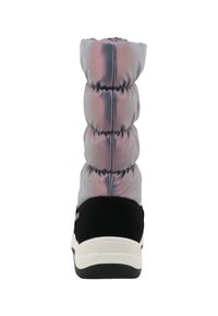 Botín acolchado con una parte superior de tejido metálico púrpura brillante, acentos de ante negro y una gruesa suela de goma blanca.