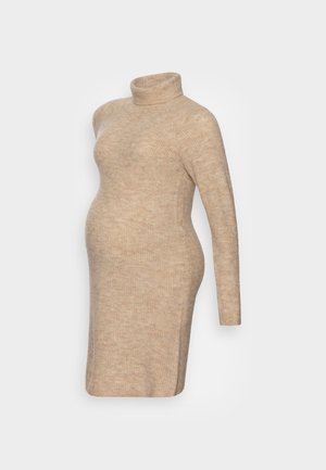 Vestido premamá de punto acanalado beige con cuello alto y mangas largas, diseño ajustado que acentúa una silueta curvada.