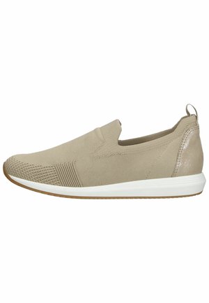 Zapato slip-on beige con tejido texturizado, paneles laterales elásticos y suela blanca. Parte trasera lisa con una pequeña pestaña para ponerlo fácilmente.