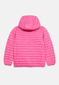 Φωτεινό ροζ μπουφάν με καπιτονέ ύφασμα, μακριά μανίκια και ενσωματωμένη κουκούλα, εμφανιζόμενο από πίσω σε λευκό φόντο.