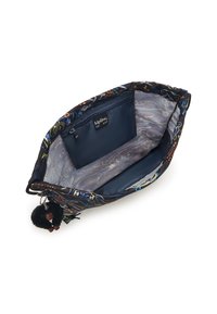 Kipling-väska med svart utsida och färgglada abstrakta mönster, foder av blått material och ett litet dragkedjefack. Inkluderar en nyckelring med pälsboll.