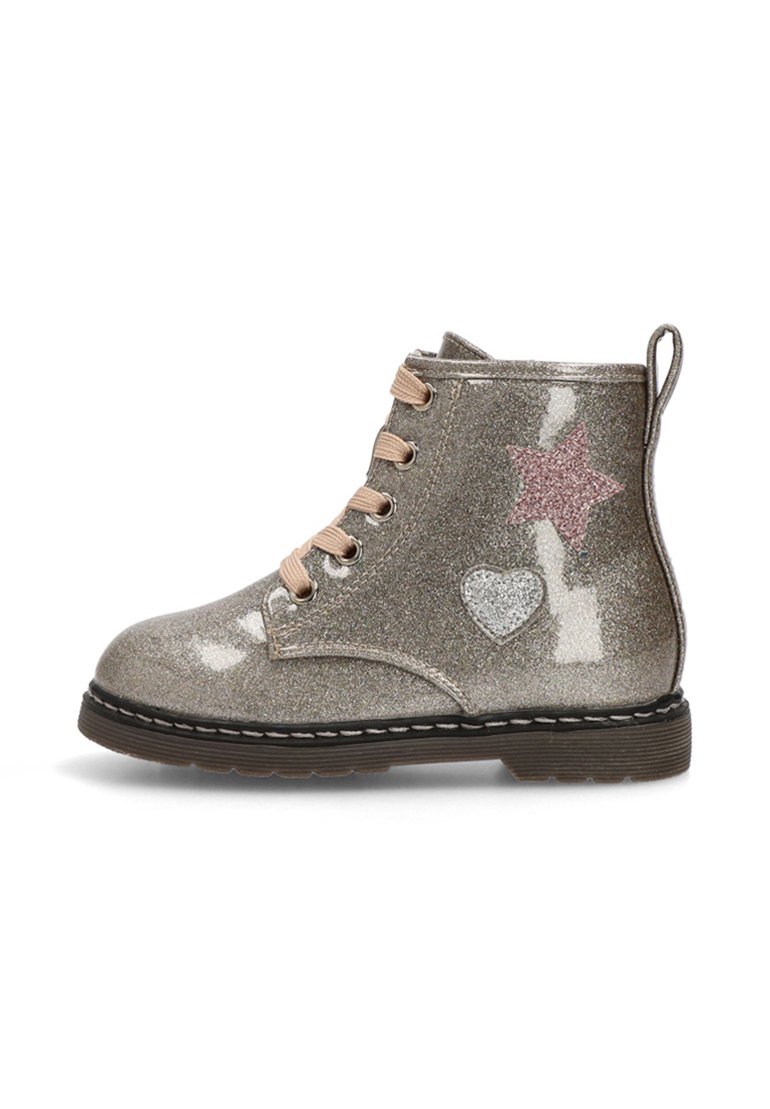 Botín brillante de plata con acentos de estrella y corazón en rosa. Presenta cordones beige, un acabado texturizado y una suela de goma negra.