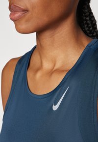 Nike Performance FAST TANK - Viršus - armory navy/reflective silver