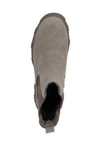 Botín de ante gris con paneles laterales elásticos, costuras mínimas y suela de goma texturizada. Incluye un tirador en el talón para facilitar su puesta.