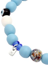 Farbige Perlenarmband mit matten hellblauen und dunkelblauen Perlen, einer glänzenden schwarzen Augaperle und einer gesprenkelten dekorativen Glasperle. Silberne Hardware inklusive.