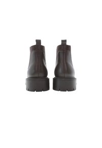 Botas de tobillo de cuero marrón con paneles elásticos en los lados, una lengüeta y una suela de goma gruesa con profundos surcos.
