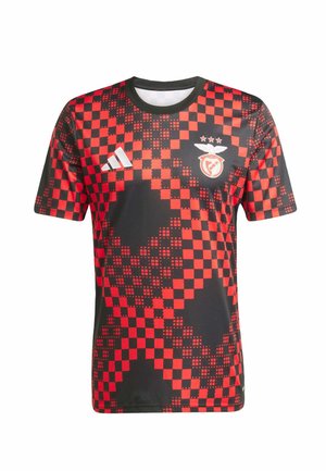 Maglietta a maniche corte nera e rossa a scacchi con un audace motivo geometrico, logo Adidas e scudetto del club con tre stelle.