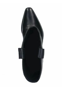 Chaussure noire en cuir à bout pointu avec une sangle texturée sur le dessus. Finition matte et doublure intérieure lisse, conçue pour un ajustement hauteur cheville.